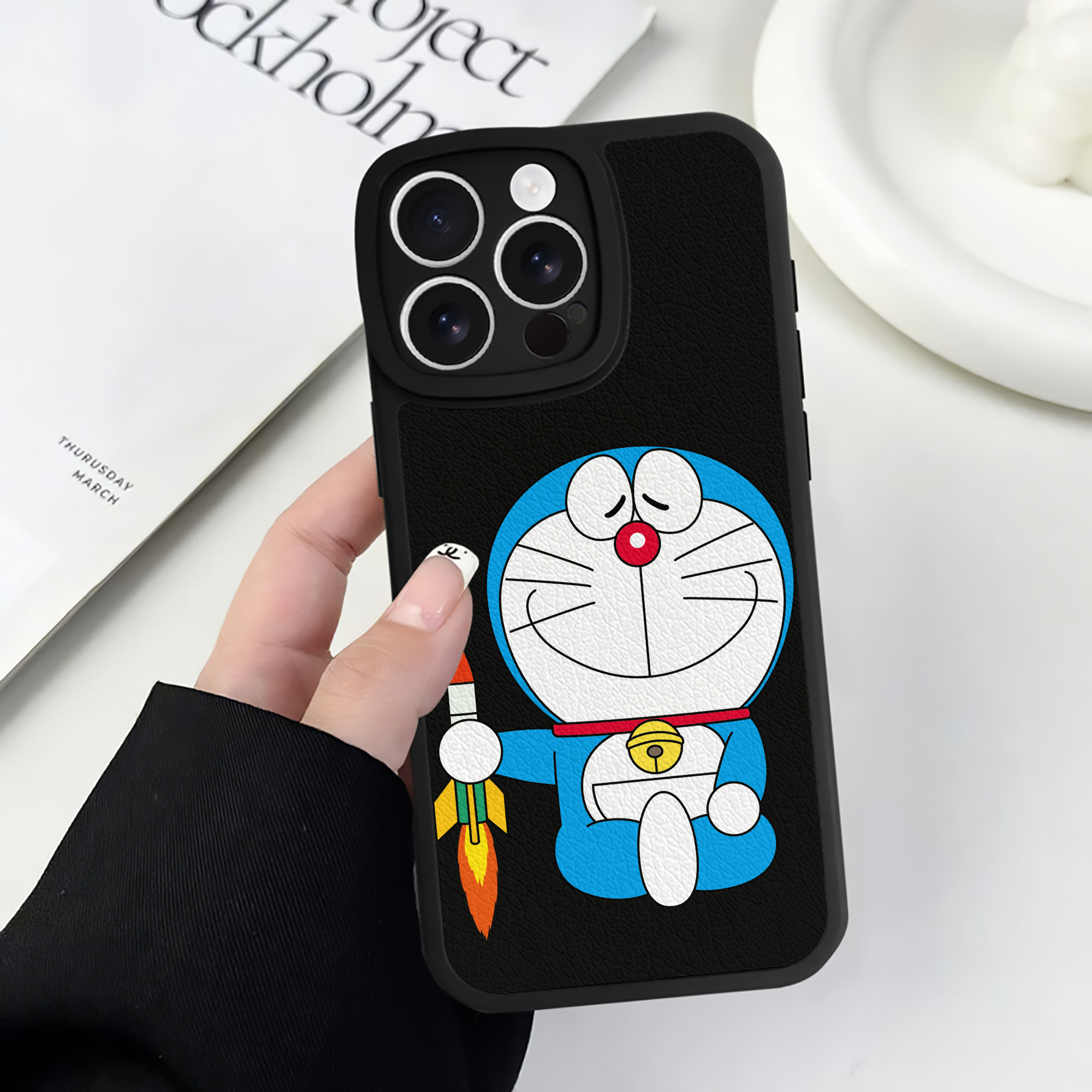 （画像用） ドラえもん Doraemon 【iPhone 16シリーズ対応】シリコンスマホケース（レザー調） 材質：シリコン